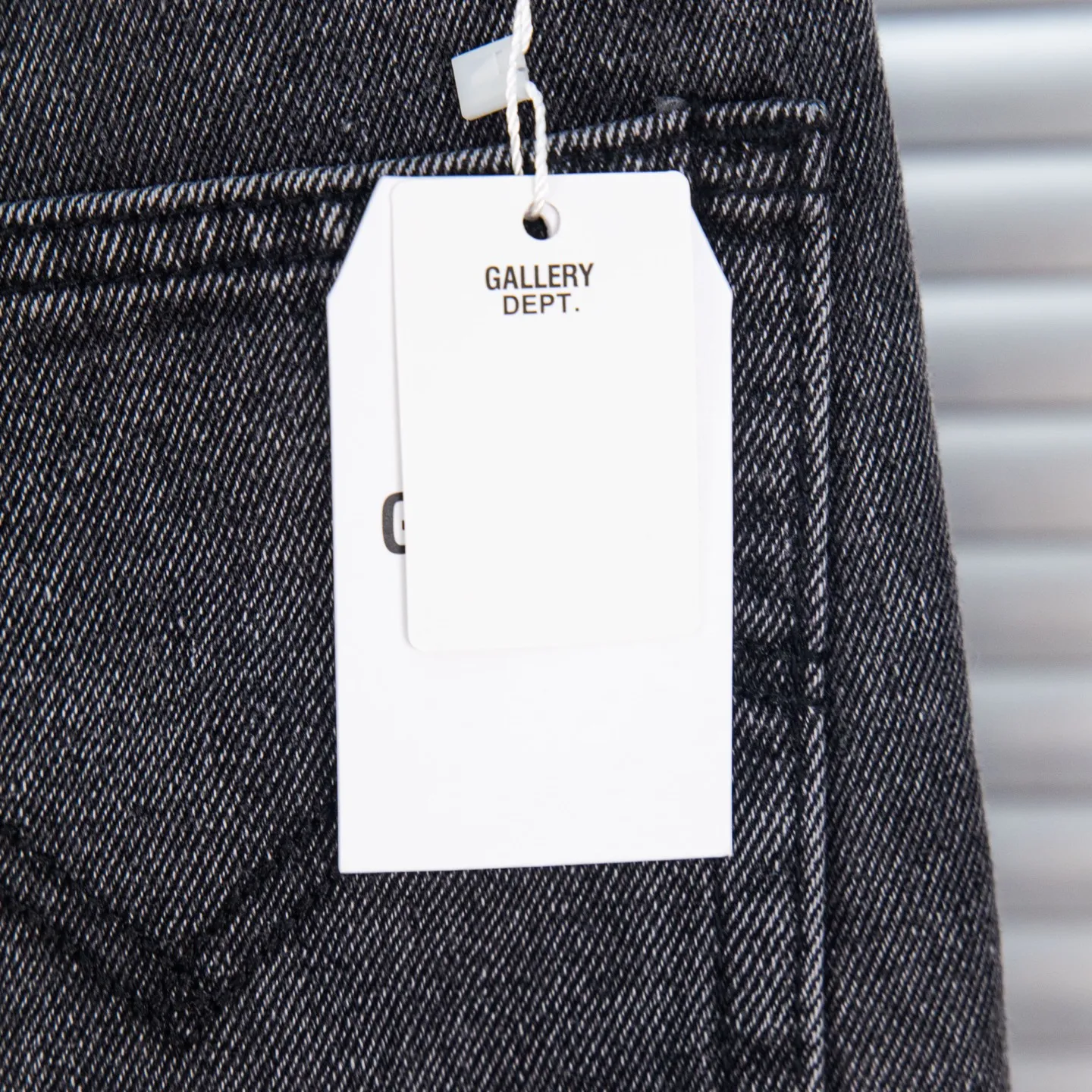 P240 Chrome Hearts Gallery co-branded limited-edition cross-flared flared jeans are a hot item this season and are sought after by countless celebrities and fashionistas. The neat details of the cutting process add color to the playful fashion! The neat and meticulous design, and the well-fitting structure is unique. The upper body not only has outstanding recognition, but also looks younger and younger. A style with the ultimate wearing meaning and performance, gorgeous color matching, and the craftsmanship of this style is also extremely extraordinary. After the finished product is washed, it is disassembled and hand-made with sheepskin cross leather and then spliced ​​together to complete. The whole piece has too many craftsmanship to describe. It is decorated with patchwork cross flowers and high-waisted washed jeans! ! Absolutely high-end luxury product, a god-level single product, a super popular product, made with top heavy industry, a must-see magic weapon that can't be missed. Style number: 1836 Size: 28 30 32 34 36 Color: black